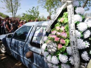 Lacrimi pentru Petronela! Fata ucisă într-o pădure din Botoşani, condusă pe ultimul drum de sute de oameni. Imagini sfâşietoare de la înmormântare (Video)
