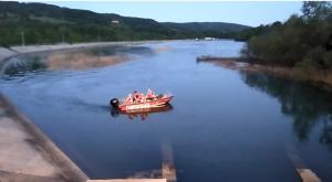 Sfârşit tragic pentru băiatul de 17 ani, căzut în apele unui baraj din Prahova. Adolescentul a fost găsit mort de scafandri (Video)