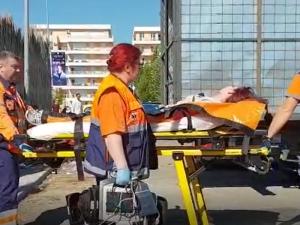 Imagini şocante în Mamaia. O turistă poloneză a intrat în comă, drogată, şi a fost luată de Ambulanţă de pe stradă (video)