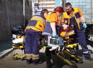 Imagini şocante în Mamaia. O turistă poloneză a intrat în comă, drogată, şi a fost luată de Ambulanţă de pe stradă (video)