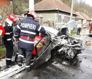 Accident teribil în Arad. Patru copii şi patru adulţi, înghesuiţi într-un autoturism cu două uşi, victime, după ce şoferiţa a adormit la volan