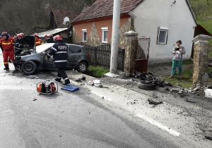 Accident teribil în Arad. Patru copii şi patru adulţi, înghesuiţi într-un autoturism cu două uşi, victime, după ce şoferiţa a adormit la volan
