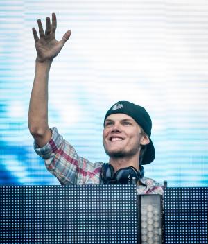 TMZ face un anunţ şocant: "DJ Avicii s-a tăiat cu o sticlă spartă şi a sângerat până a murit!". Detalii teribile despre moartea cântăreţului suedez