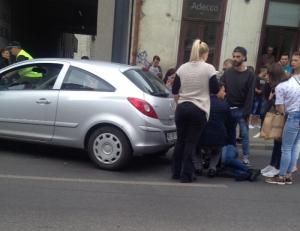 O şoferiţă a vrut să intre într-o curte la dreapta direct de pe banda doi şi a lovit în plin un motociclist, la Cluj
