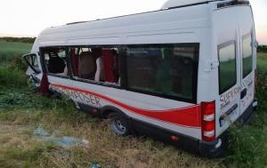 Un microbuz plin cu muncitori s-a răsturnat la Variaş, în Timiş, după ciocnirea cu un autoturism. Cel puțin 10 victime. S-a activat planul roşu de intervenţie