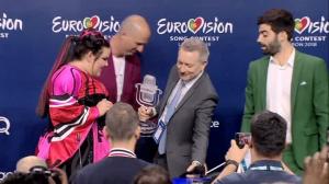 Câştigătoarea Eurovision Netta Barzilai a făcut ţăndări trofeul! Cum au dat-o de gol organizatorii (Video)