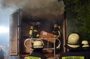 Un camion românesc a luat foc într-o parcare din Germania, şoferul dormea în cabină. Opt ore s-au luptat cu flăcările 29 de pompieri