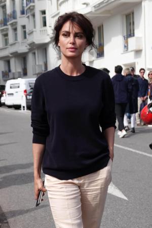 Catrinel Menghia face furori cu apariţiile sale la Cannes. Românca e urmărită de paparazzi la tot pasul