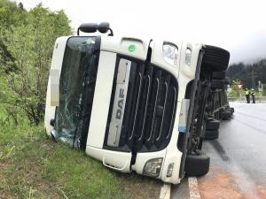 Un şofer român a adormit la volan şi s-a răsturnat cu camionul pe o şosea din Austria (video)