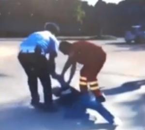 Poliţişti şi paramedici atacaţi cu cuţitul, la locul unui accident. Un şofer băut şi-a chemat prietenii să-l apere de oamenii legii