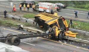 Imagini de coșmar! Un autobuz cu 46 de elevi s-a ciocnit violent cu o mașină de gunoi pe o autostradă din SUA
