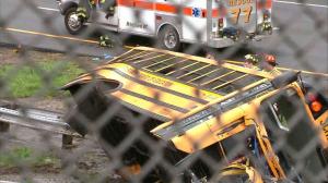 Imagini de coșmar! Un autobuz cu 46 de elevi s-a ciocnit violent cu o mașină de gunoi pe o autostradă din SUA