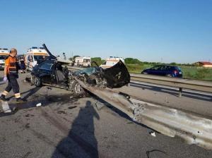 Noi imagini şocante de la carnagiul de pe autostrada A1! Mercedesul a fost tăiat în două de parapetele din metal (Video dramatic)