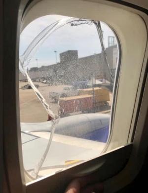 Un avion de pasageri a aterizat de urgenţă în Cleveland, după ce un geam s-a spart în zbor