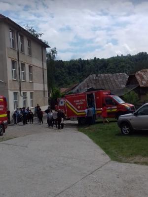 Intervenție de urgență cu 15 ambulanțe la o școală din Bacău. Zeci de copii, transportați la spital cu simptome de toxiinfecție alimentară, după ce au mâncat sandvișuri (Video)