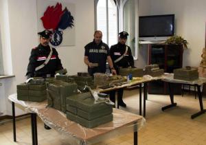Un șofer român de TIR a fost prins transportând 240 kilograme de droguri în Italia. Valoarea încărcăturii i-a șocat pe polițiști (Foto)