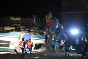 Carnagiu pe şine în Italia! Mai mulţi morţi şi răniţi, după ce un tren de pasageri a lovit un TIR. Două vagoane s-au urcat unul peste altul. Mecanicul a fost decapitat (Video)