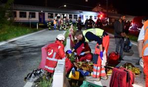 Carnagiu pe şine în Italia! Mai mulţi morţi şi răniţi, după ce un tren de pasageri a lovit un TIR. Două vagoane s-au urcat unul peste altul. Mecanicul a fost decapitat (Video)