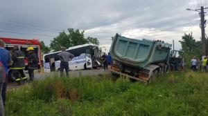 Accident teribil la Arad! O basculantă a spulberat un autobuz. Un călător a rămas fără picioare