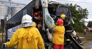 Primele imagini de la groaznicul accident din Arad, unde un autobuz cu călători a lovit frontal o basculantă (Video)