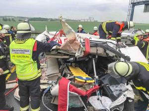 Imagini de groază pe o autostradă din Germania. Un şofer de TIR ar fi aţipit la volan şi a intrat în camionul din faţa lui (video)