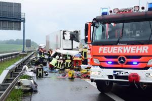 Imagini de groază pe o autostradă din Germania. Un şofer de TIR ar fi aţipit la volan şi a intrat în camionul din faţa lui (video)
