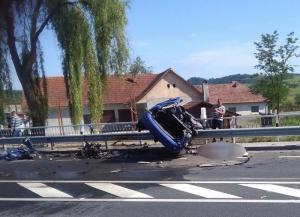 Accident cumplit la Târnava de Criş. Un autoturism a fost descompus de impactul cu un TIR, şoferul a murit pe loc (video)