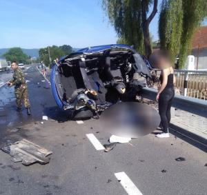 Accident cumplit la Târnava de Criş. Un autoturism a fost descompus de impactul cu un TIR, şoferul a murit pe loc (video)