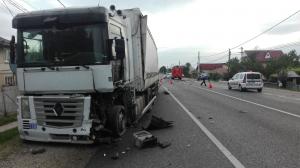 Accident devastator la Bacău. Un TIR a spulberat o Skoda al cărei şofer a adormit la volan, la peste 100 km/h