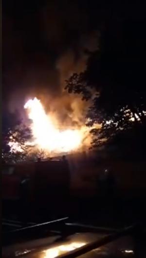 Incendiu devastator la o şcoală din Capitală! Acoperişul clădirii  a ars şi s-a prăbuşit, mobilizare impresionantă a pompierilor (Video)