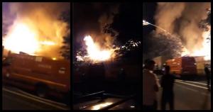 Incendiu devastator la o şcoală din Capitală! Acoperişul clădirii  a ars şi s-a prăbuşit, mobilizare impresionantă a pompierilor (Video)
