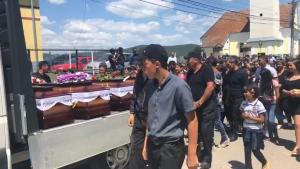 Video de la înmormântarea românilor morţi în carnagiul din Ungaria. Sute de oameni, devastaţi de durerea pierderii celor dragi (Video)