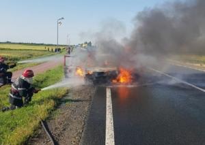Maşină în flăcări pe şosea, la Arad. Autoturismul a luat foc în mers