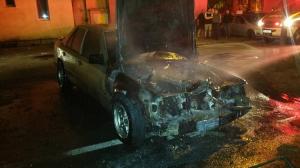 Scene inexplicabile într-o parcare din Piatra Neamţ: O maşină a pornit singură, apoi a luat foc! Oamenii au privit de la balcoane grozăvia (Video)