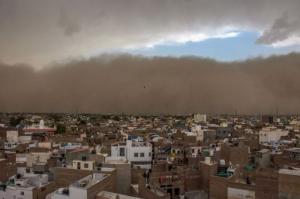 Imagini apocaliptice în India! O furtună de nisip, însoţită de fulgere şi averse violente, a ucis peste 70 de oameni