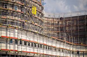 Comisia Europeană impune noi reguli de construcție pentru blocurile și clădirile de birouri din România