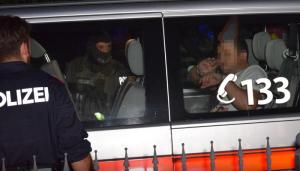 Un român a fost arestat de unitatea de elită a poliţiei austriece, Cobra. Bărbatul şi-a şocat fosta iubită, care a fugit de acasă