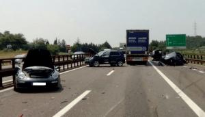 Un TIR românesc a produs un accident teribil în Italia. Un mort, nouă răniţi şi cinci autoturisme distruse