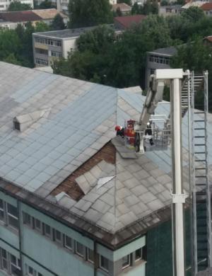 Furtunile fac ravagii în Olt. Acoperişul Spitalului de Urgenţă din Slatina a fost smuls de vânt