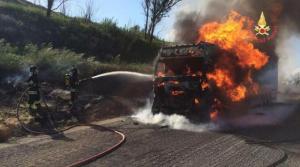 Imagini şocante pe o autostradă din Italia, unde un TIR a luat foc şi s-a făcut scrum în câteva minute (video)