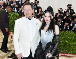 Miliardarul Elon Musk şi noua lui iubită, Grimes, s-au cunoscut online acum o lună