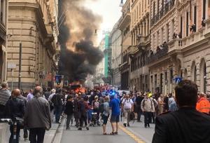 Un autobuz a explodat în centrul Romei, într-o zonă plină de turişti. Imagini teribile cu momentul deflagraţiei (video)