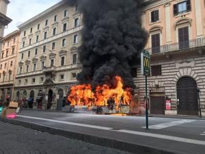 Un autobuz a explodat în centrul Romei, într-o zonă plină de turişti. Imagini teribile cu momentul deflagraţiei (video)