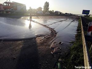 O cisternă plină cu 32 de tone de ciocolată s-a răsturnat pe o autostradă din Polonia şi a blocat complet traficul (video)