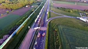 O cisternă plină cu 32 de tone de ciocolată s-a răsturnat pe o autostradă din Polonia şi a blocat complet traficul (video)