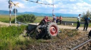 Accident mortal pe calea ferată în Braşov. Un mort şi un rănit, după ce un tren a lovit un tractor