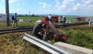 Accident mortal pe calea ferată în Braşov. Un mort şi un rănit, după ce un tren a lovit un tractor