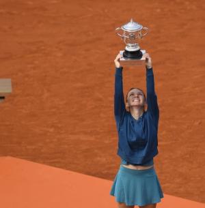 Cea mai tare poză a finalei câştigate de Simona Halep la Roland Garros. Cum s-a căţărat campioana în tribune, la Paris