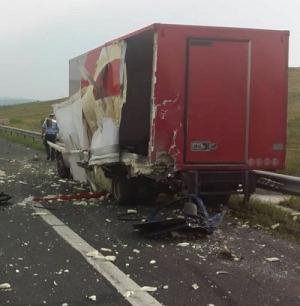 Impact devastator în Sibiu! Două camionete s-au izbit violent pe autostrada Sibiu - Orăştie. O persoană a murit, două incarcerate și trei rănite