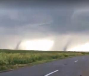 Dublă tornadă la Galați! Imagini spectaculoase cu un fenomen meteo extrem de rar (Video)